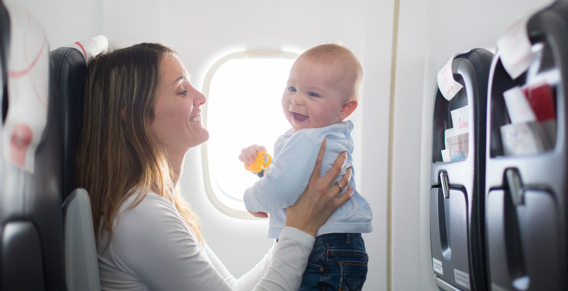 Prendre l’avion avec bébé