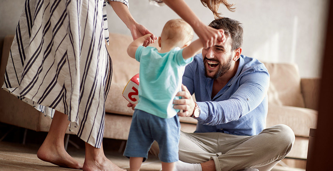 Bébé apprend à marcher