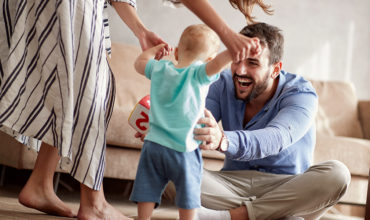 Bébé apprend à marcher