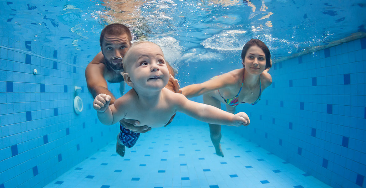 Bébé à la piscine