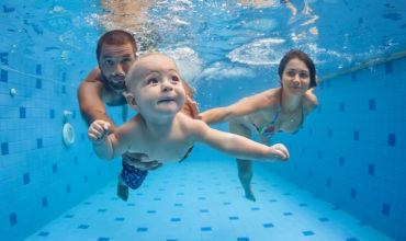 Bébé à la piscine