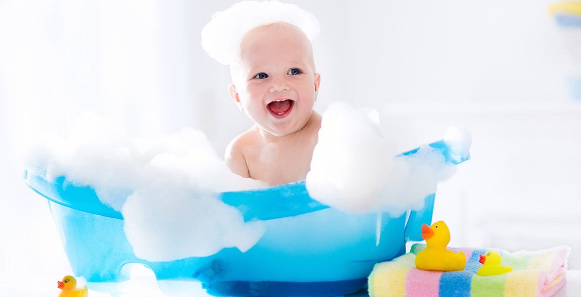 Comment donner le bain à bébé
