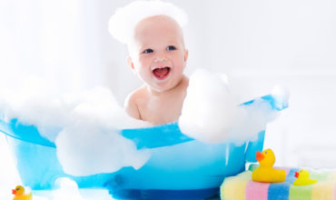 Comment donner le bain à bébé