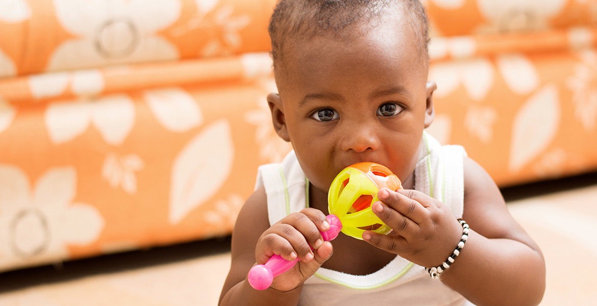 Pourquoi bébé met tout à la bouche