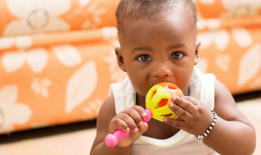 Pourquoi bébé met tout à la bouche