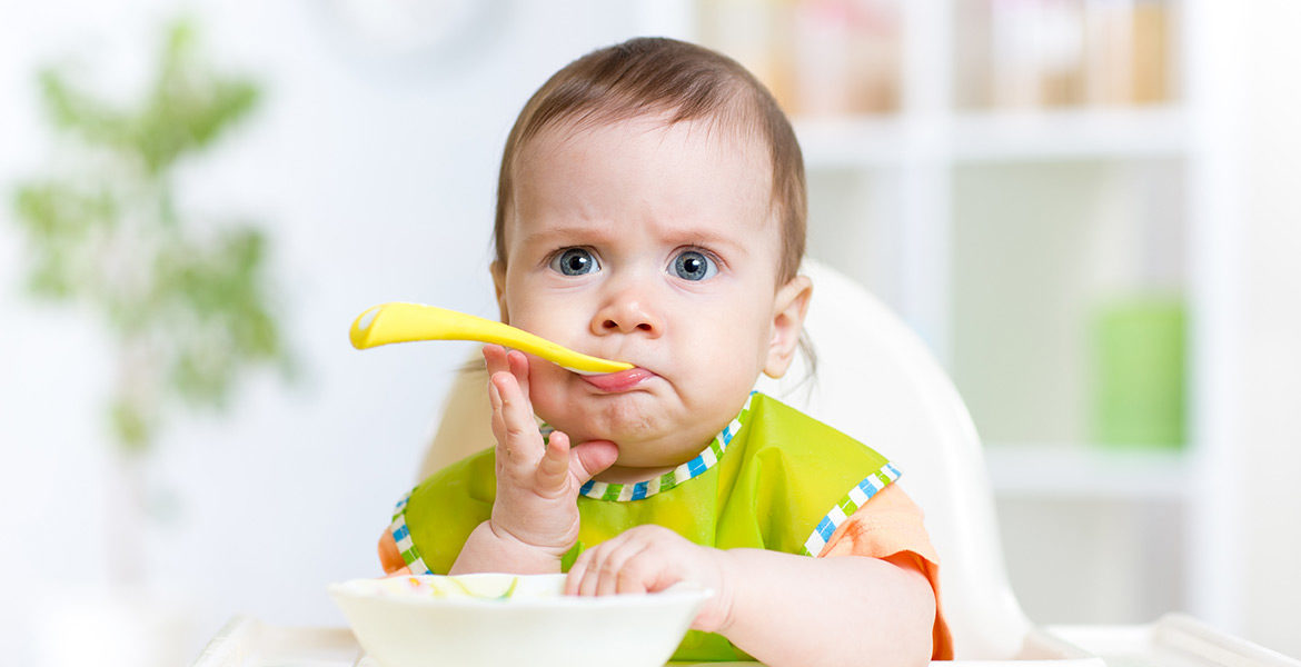 A quel âge bébé mange seul comme un grand ?