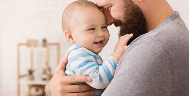 Futur papa : comment trouver sa place ?, Autour de bébé