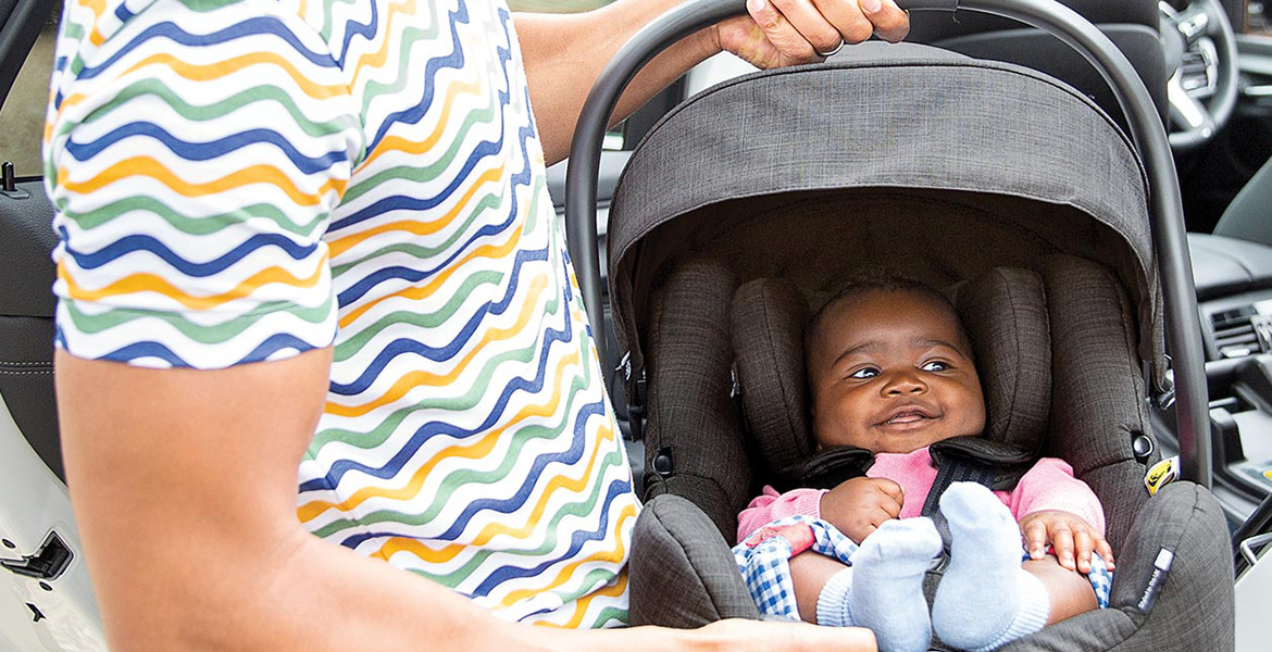 Les bonnes postures pour installer ou sortir un bébé de son siège-auto