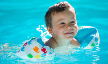 Bouée, brassard, gilet pour la baignade de bébé