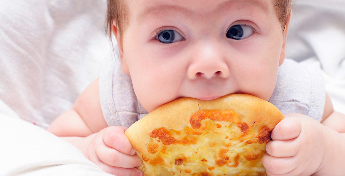 Quels sont les aliments à éviter pour bébé de sa naissance à ses 3 ans ?
