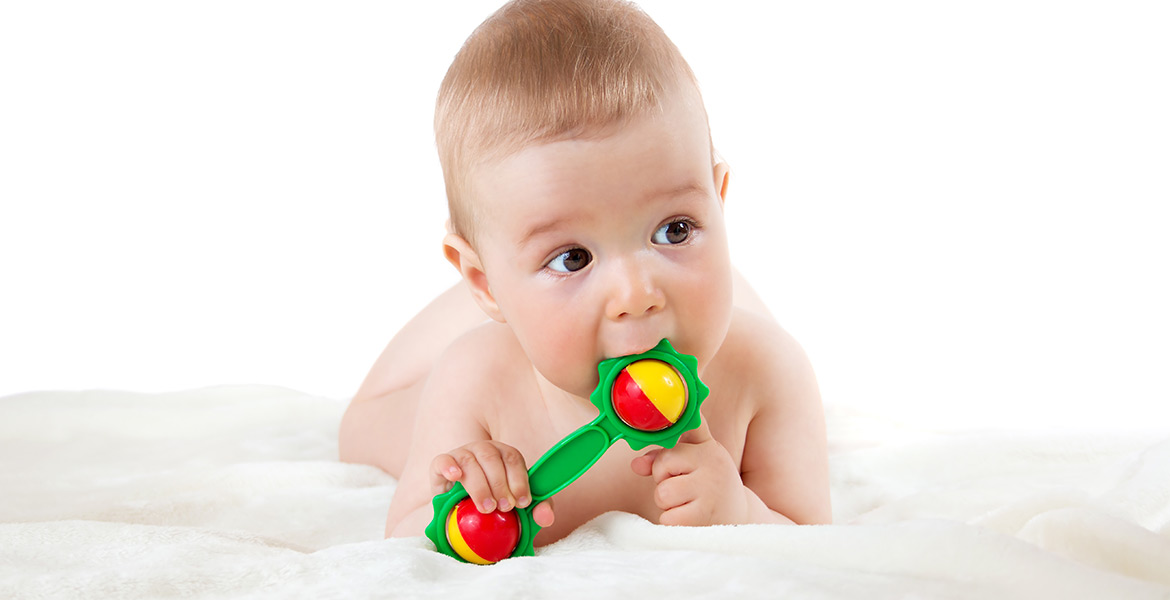 Hochet pour bébé : à quoi ça sert ? Comment le choisir ?