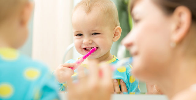 Comment nettoyer les dents de bébé ?