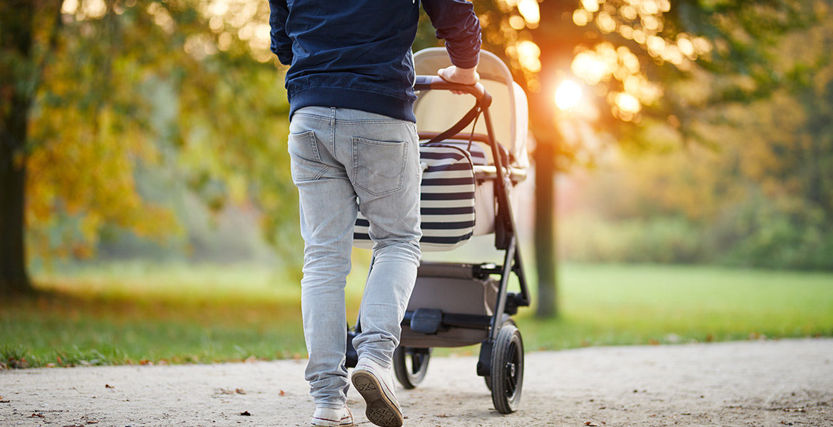 Tutoriel : porter bébé les premières semaines