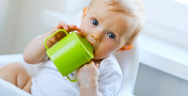 A quel âge bébé peut-il boire au verre ? 