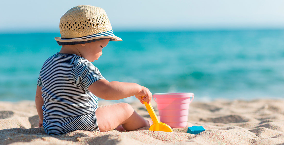 Bébé à la plage : l'équipement indispensable, Autour de bébé