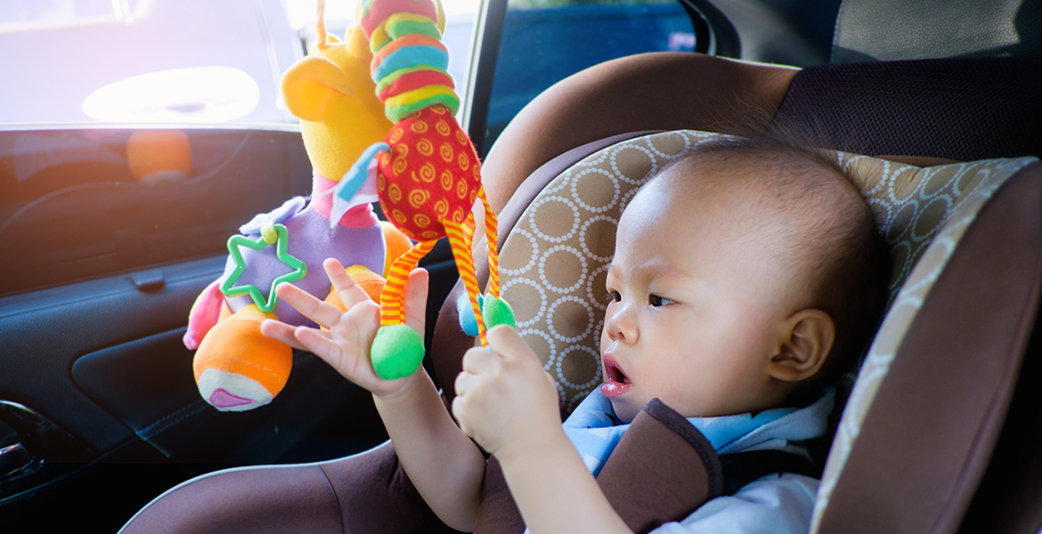 Enfants Heureux, Petite Fille Enfant Monte Sur Une Grosse Voiture Rouge Sur  La Route. Le Bébé Conduit La Voiture Et A Joué Dans Une Salle De Jeux Pour  Enfants Lors D'une Fête