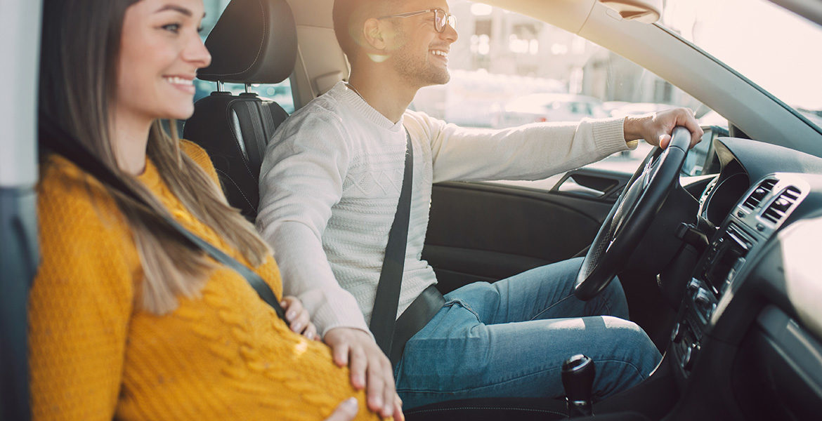 Une Femme Enceinte Porte Une Ceinture De Sécurité Dans La Voiture