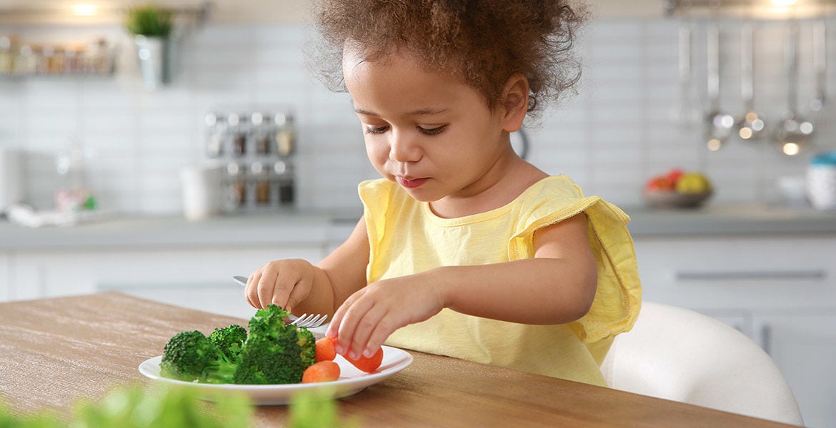 Apprendre A Bebe A Manger Seul Ce Qu Il Faut Savoir Autour De Bebe Conseils