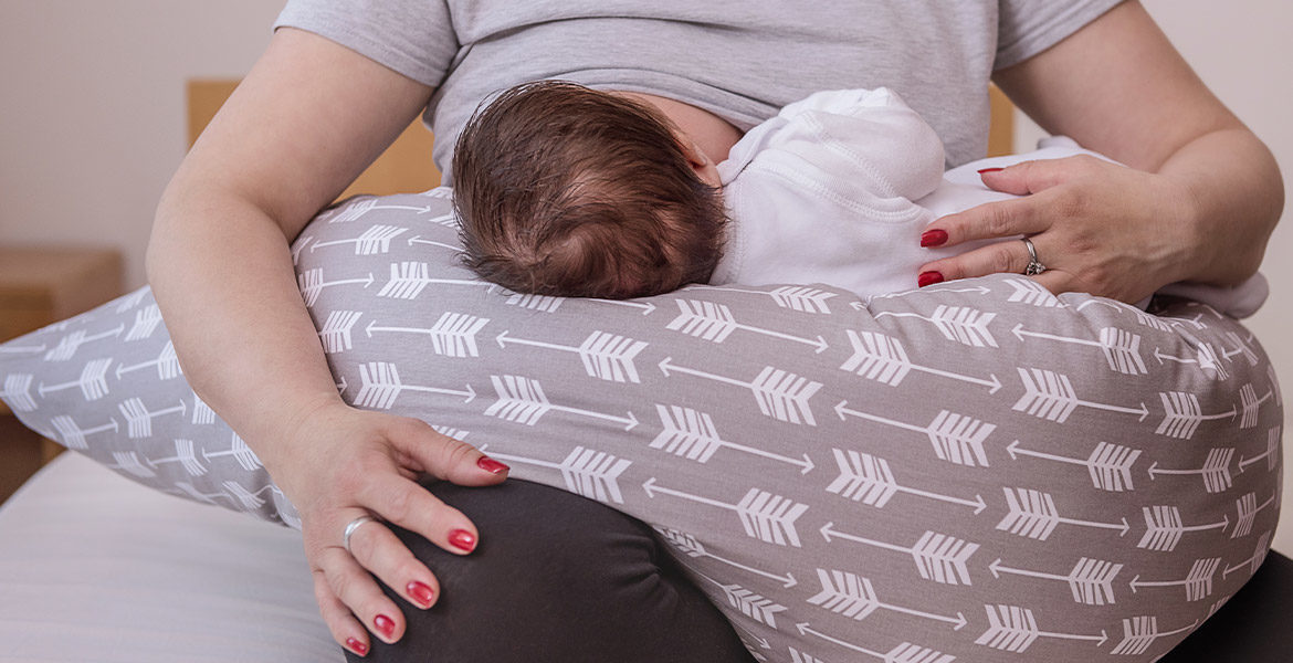 Dormir avec un coussin d'allaitement