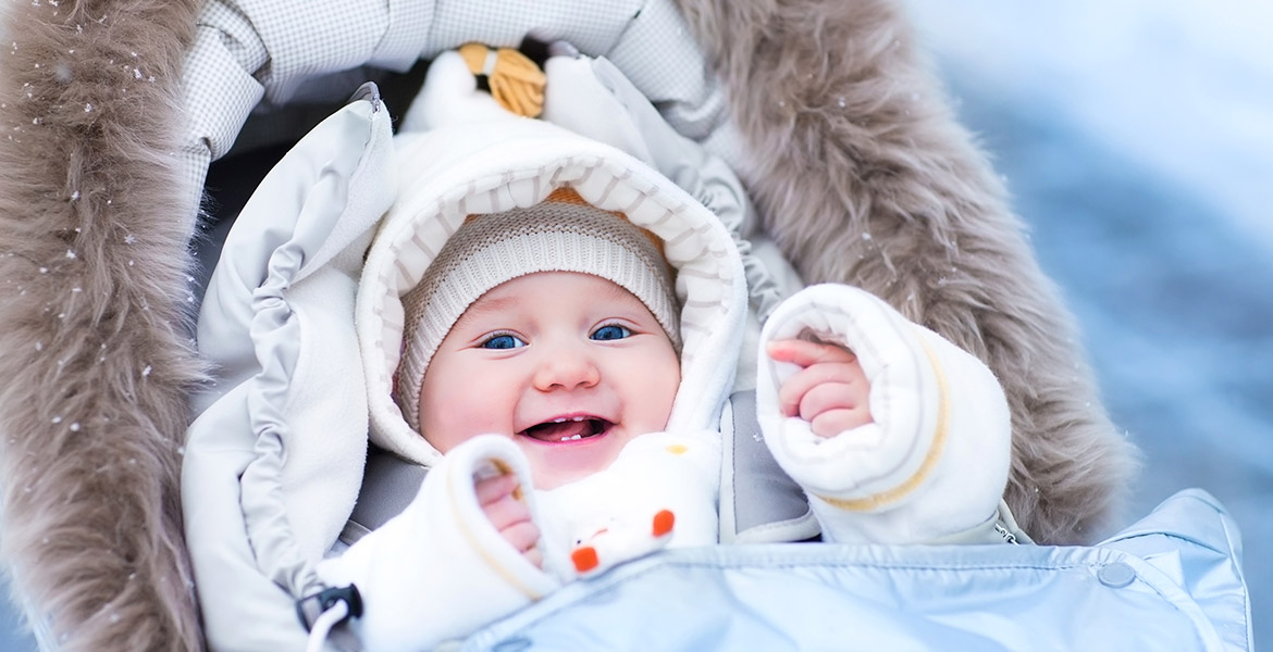 Comment protéger bébé du froid en poussette ou porte-bébé ?, Autour de bébé