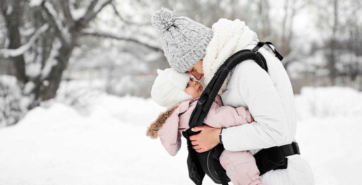 Comment porter bébé en hiver en porte-bébé