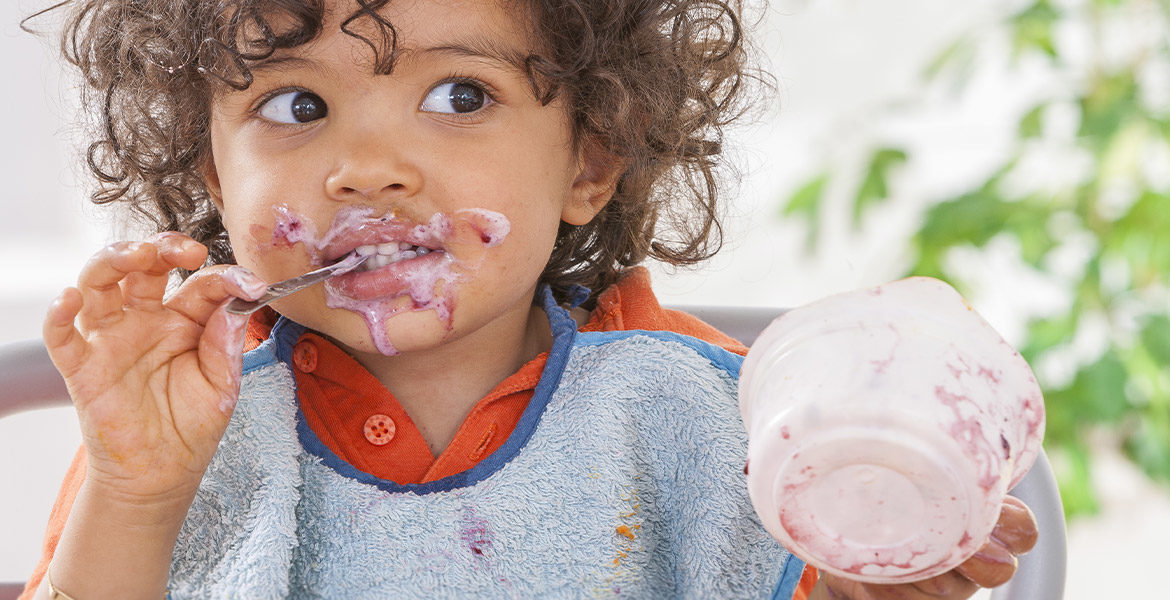 Enfant En Bas âge Infantile De Bébé Garçon D'enfant Avec Le Grand