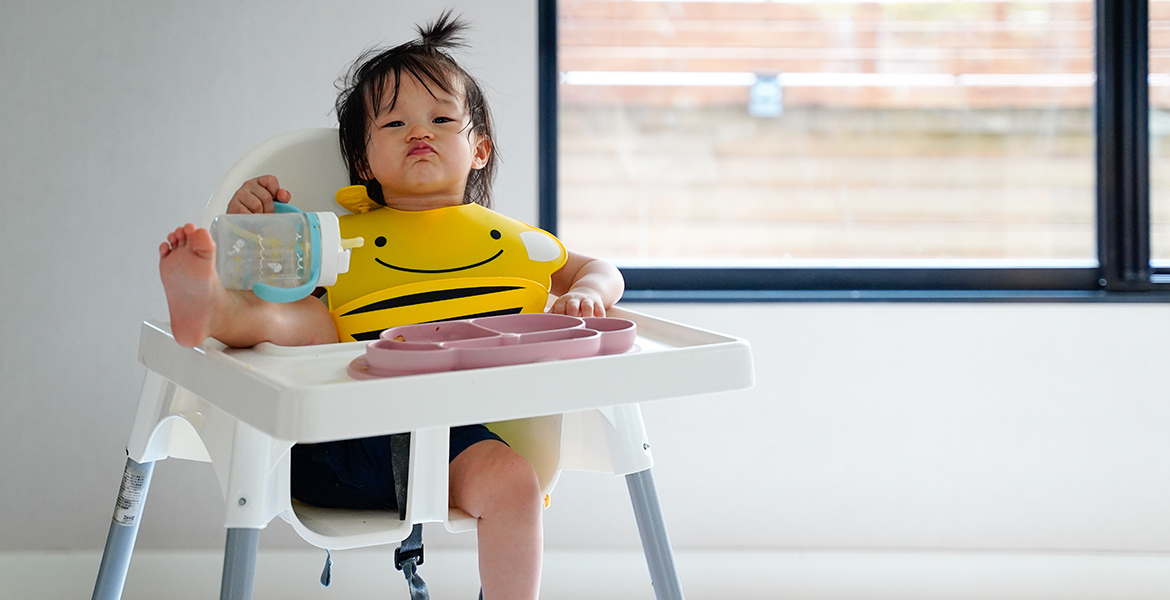 A quel âge je peux passer bébé de la chaise-haute au rehausseur de table ?  