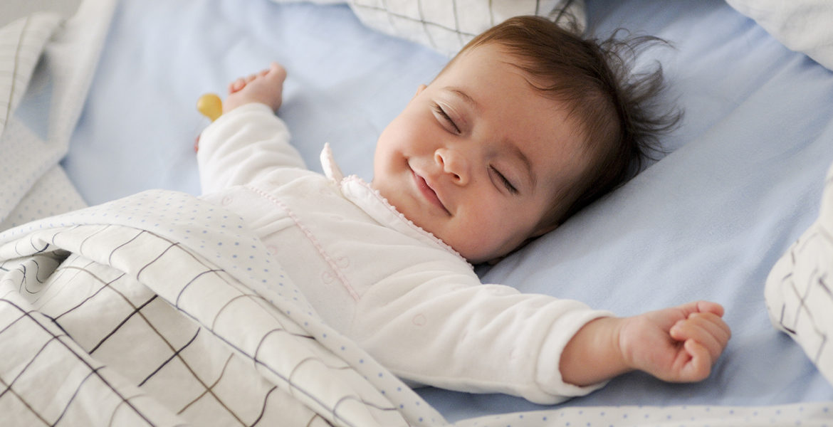 Petite Fille Dormant Dans La Chambre Avec Humidificateur D'air