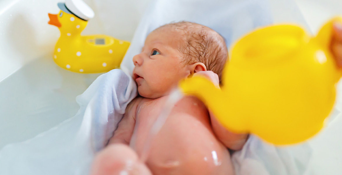 Faut-il donner le bain à bébé tous les jours ? Une puéricultrice