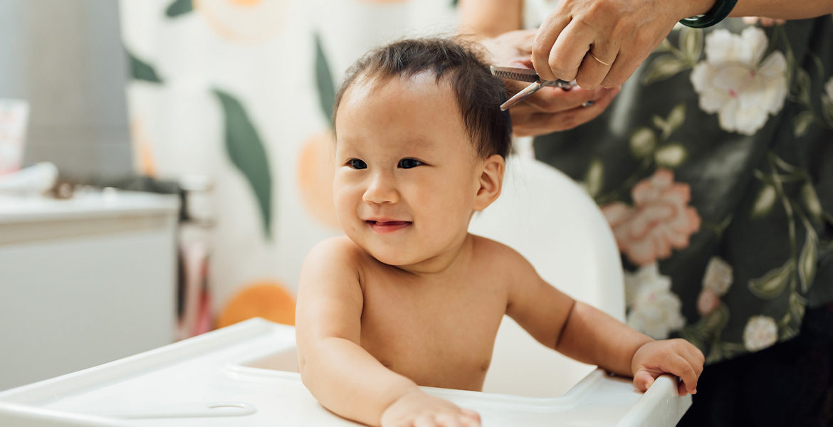 Quand couper les cheveux de bébé