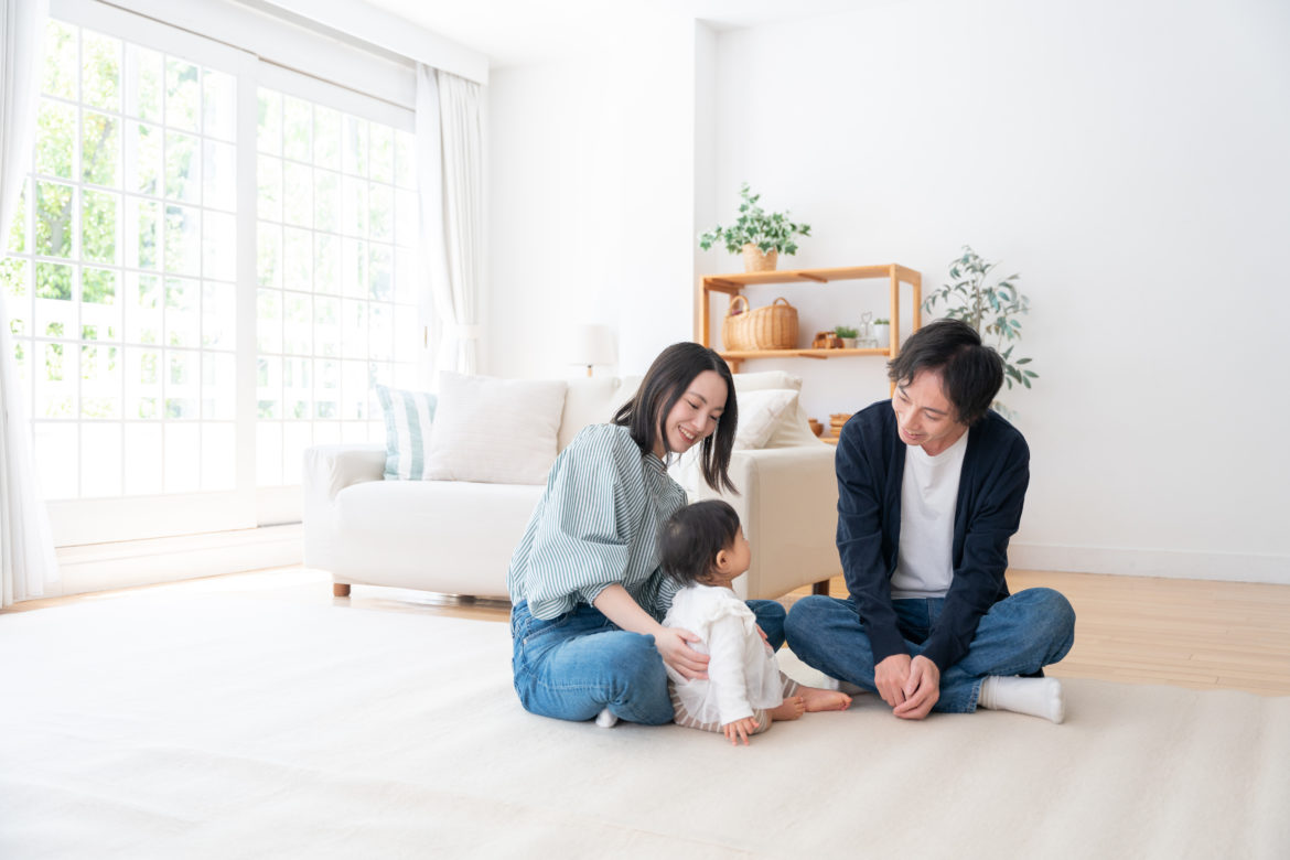 家で過ごす笑顔の3人家族（ファミリー・育児・子育て・赤ちゃん）