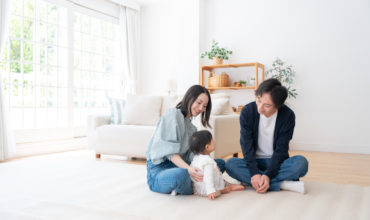 家で過ごす笑顔の3人家族（ファミリー・育児・子育て・赤ちゃん）