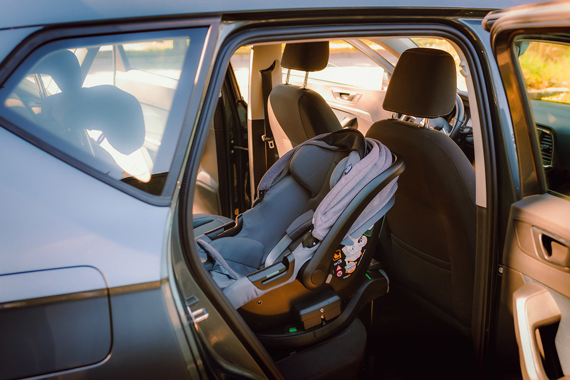 Siège auto installé dans une voiture sur base Isofix avec jambe de force visible