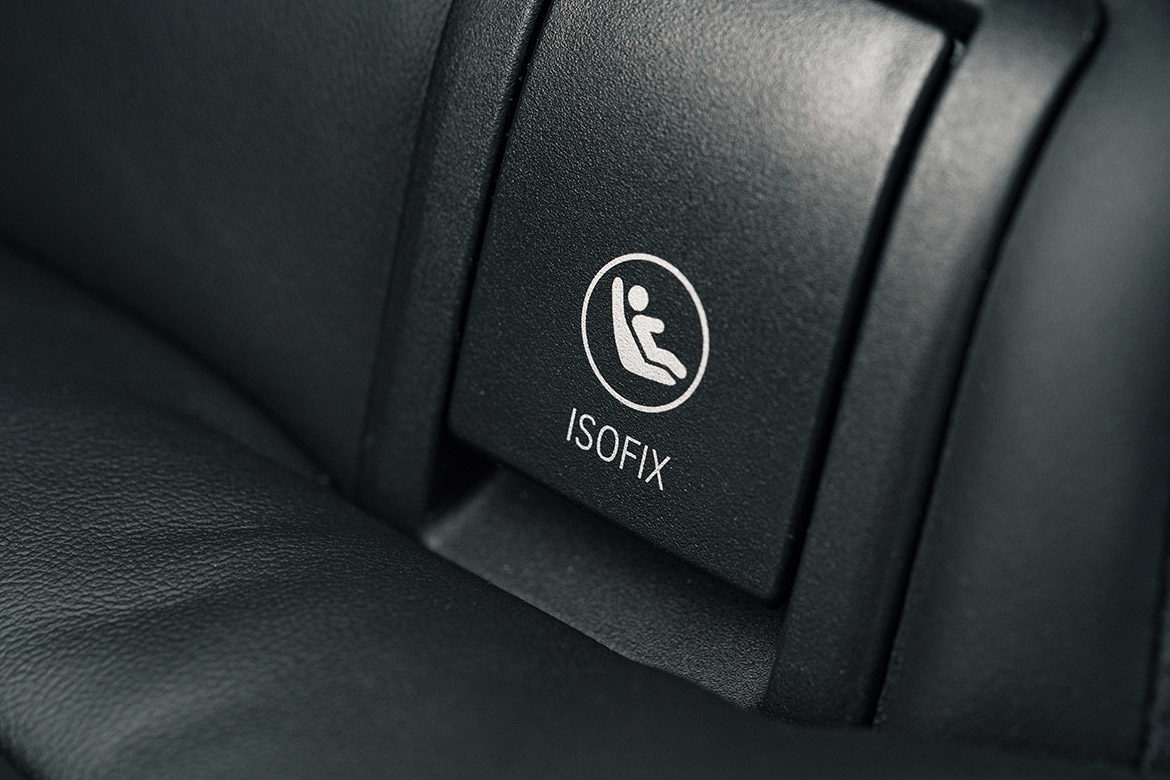 Gros plan sur un point de fixation Isofix pour siège auto dans une voiture