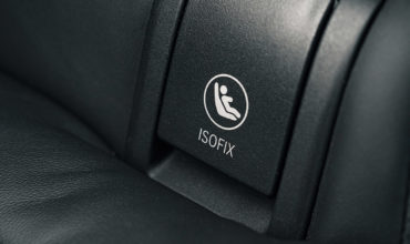 Gros plan sur un point de fixation Isofix pour siège auto dans une voiture