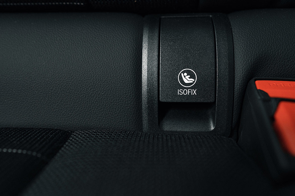 Fixation Isofix visible entre l’assise et le dossier d’une banquette de voiture