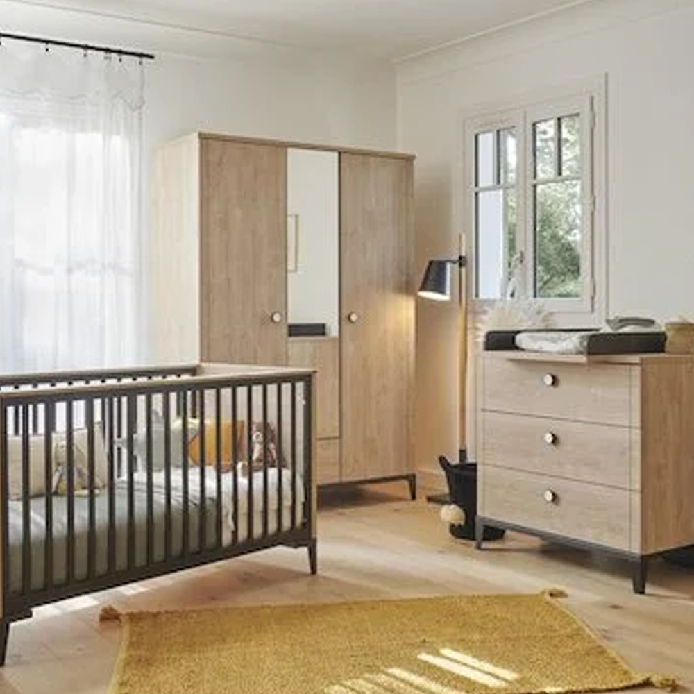 Chambre bébé complète Marcel Chêne Blond Et Noir : Lit 70x140, Commode 3 tiroirs, Armoirre 3 portes et 1 Tiroir   Galipette