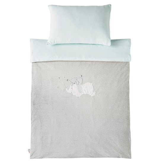Plan à trois pour une petite à couette! Plan à trois pour une petite à couette!