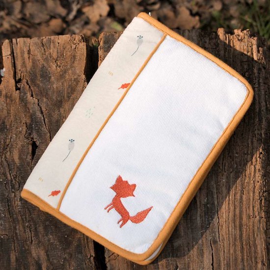 Trois Kilos Sept Protège carnet de santé Cache cache en fôret   Trois Kilos Sept Protège carnet de santé Cache cache en fôret