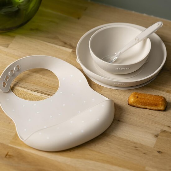 Nattou Coffret repas silicone 4 pcs avec bavoir Argile/Étoile  Nattou Coffret repas silicone 4 pcs avec bavoir Argile/Étoile