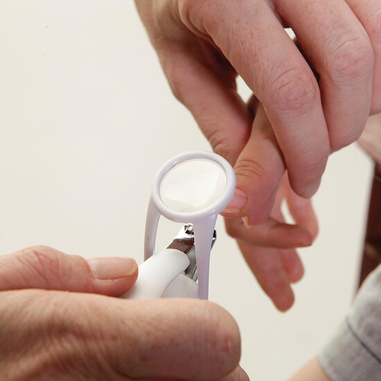 Dreambaby Coupe-ongles premium avec loupe Gris/Blanc  Dreambaby Coupe-ongles premium avec loupe Gris/Blanc