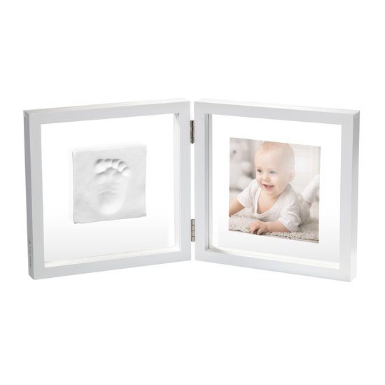 Un cadre photo avec empreintes bébé