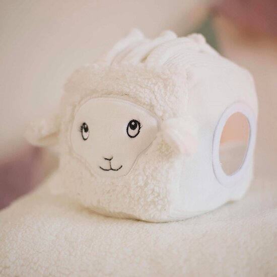 Trois Kilos Sept Cube d'eveil mouton Wooly Ecru  Trois Kilos Sept Cube d'eveil mouton Wooly Ecru
